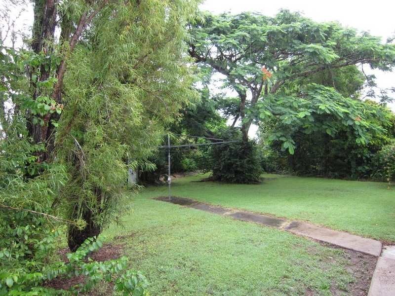 8 Barnes Court, Silkstone QLD 4304