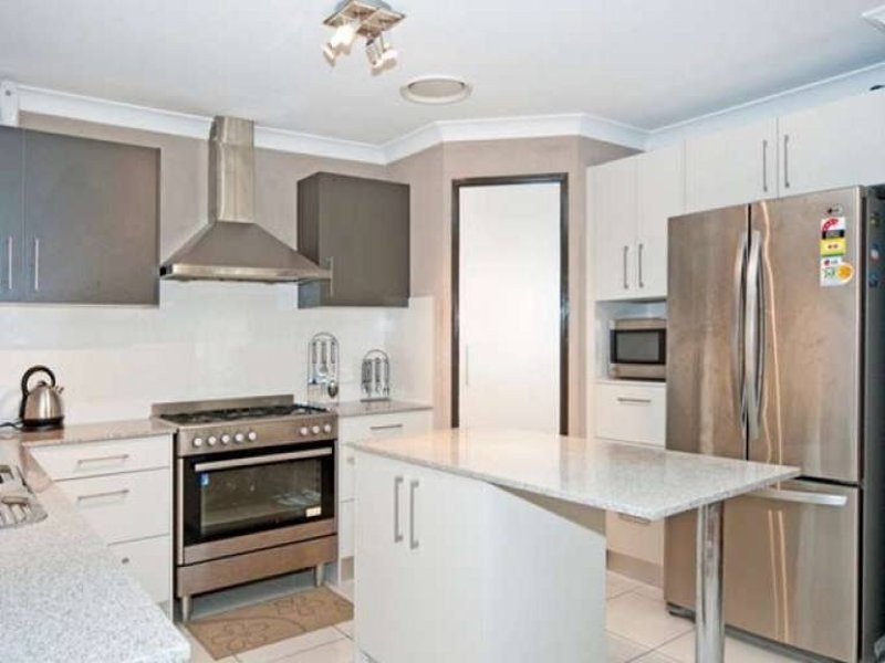 6 Flametree Close, Flinders View QLD 4305