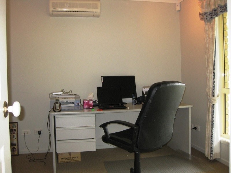 6 Flametree Close, Flinders View QLD 4305