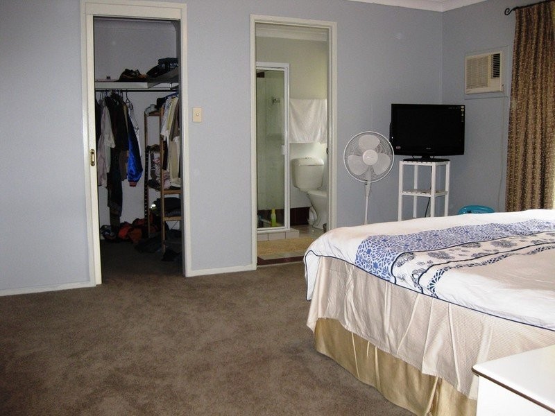 6 Flametree Close, Flinders View QLD 4305