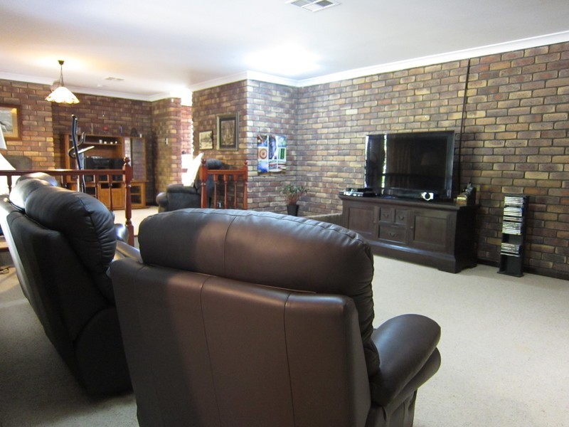 68 College Road, Karana Downs QLD 4306