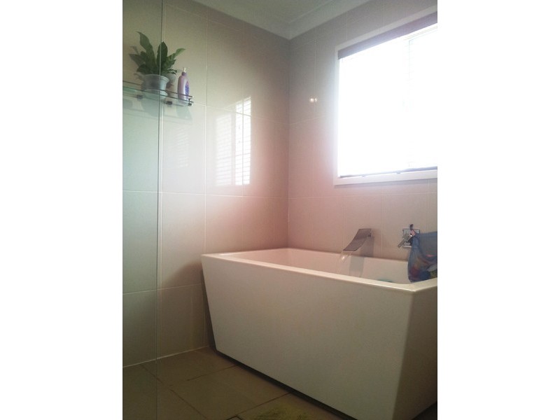 24 Phyllis Street, Eastern Heights QLD 4305
