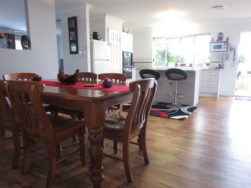 8 Amor Court, Yamanto QLD 4305