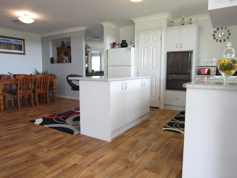 8 Amor Court, Yamanto QLD 4305