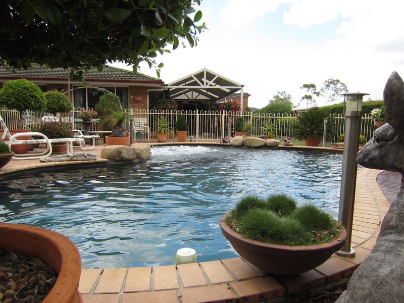 8 Amor Court, Yamanto QLD 4305