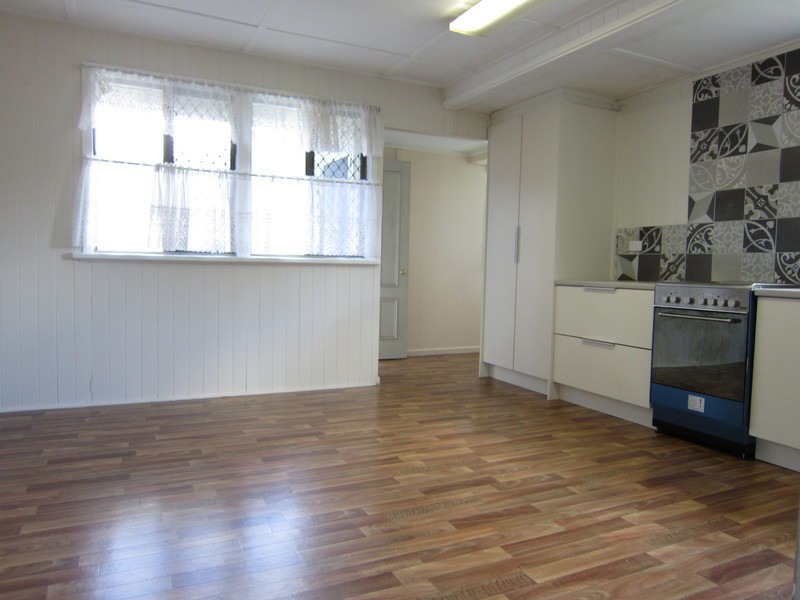 7 Smart Avenue, Eastern Heights QLD 4305