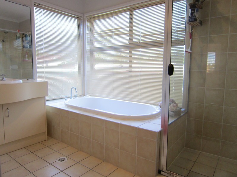 4 Redwood Place, Yamanto QLD 4305