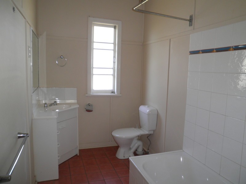 27 Denman Street, Leichhardt QLD 4305