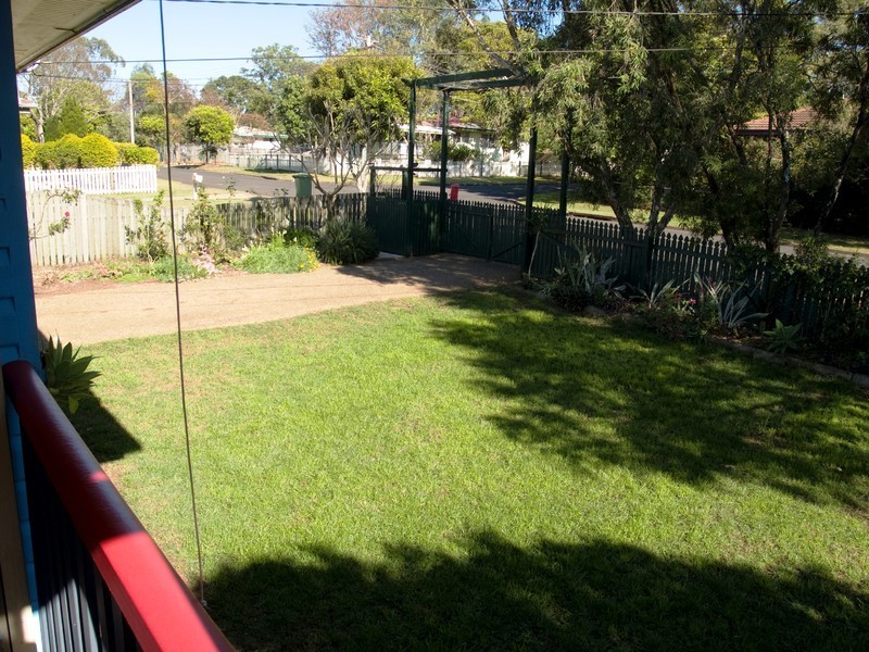 12 Sturt Street, Leichhardt QLD 4305