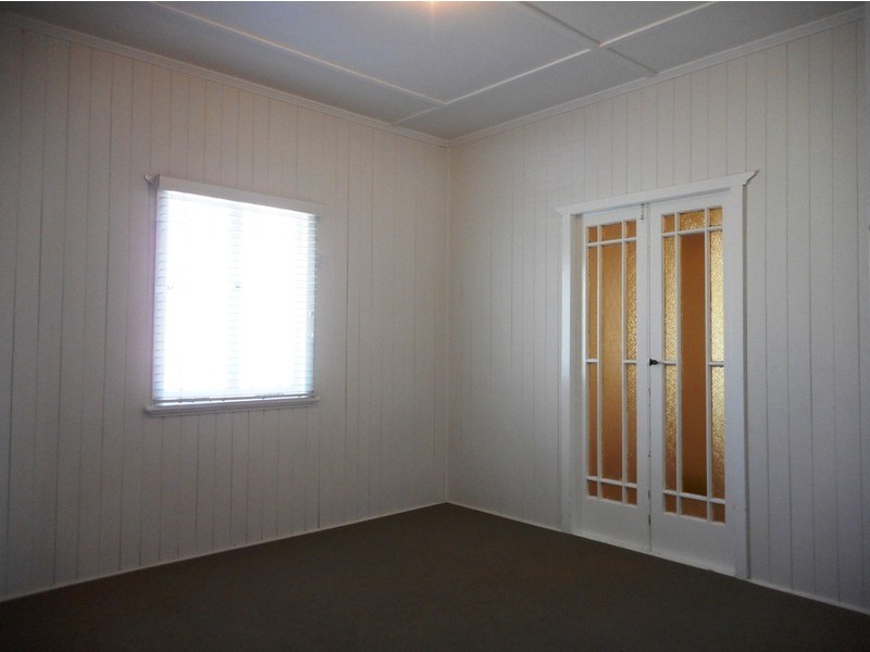 1 Creek Street, Silkstone QLD 4304