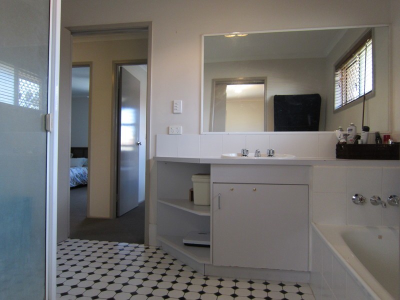 11 Jonquil Circuit, Flinders View QLD 4305