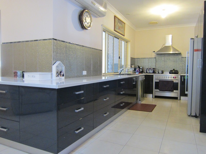 2 Japonica Court, Yamanto QLD 4305