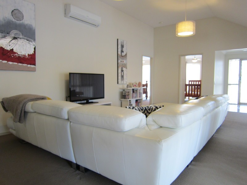 1 Oregon Close, Yamanto QLD 4305