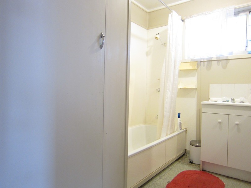 1 Peacock Street, One Mile QLD 4305