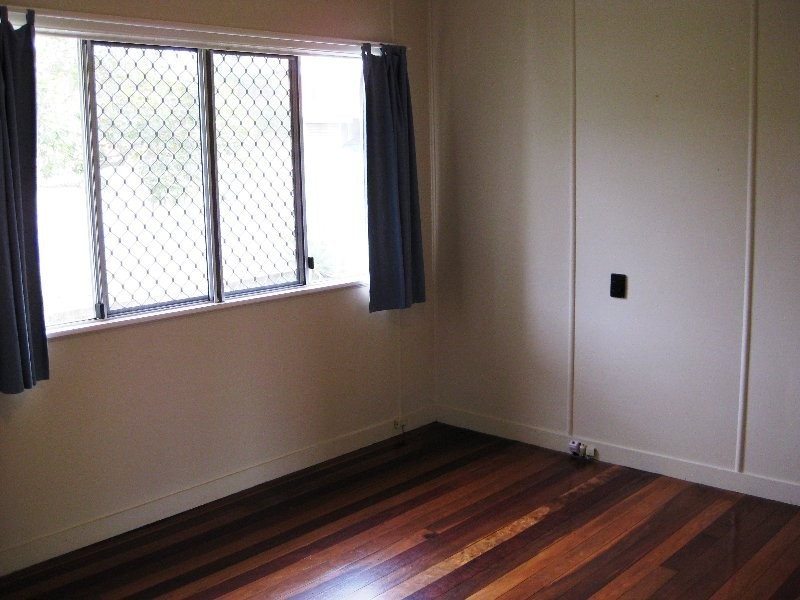 5 Blaxland Street, Eastern Heights QLD 4305