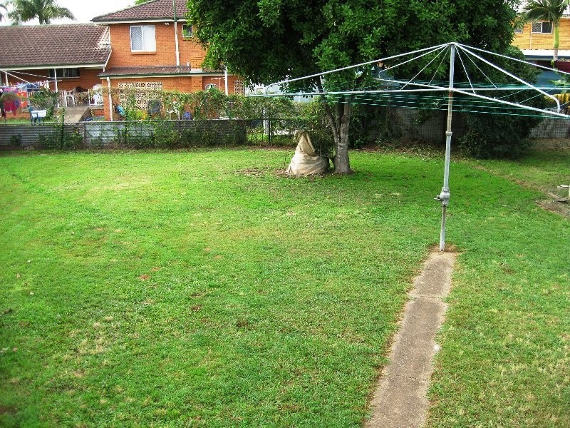 5 Blaxland Street, Eastern Heights QLD 4305