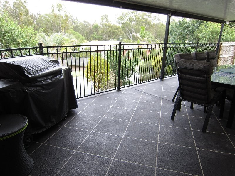 2 Falcon Court, Flinders View QLD 4305