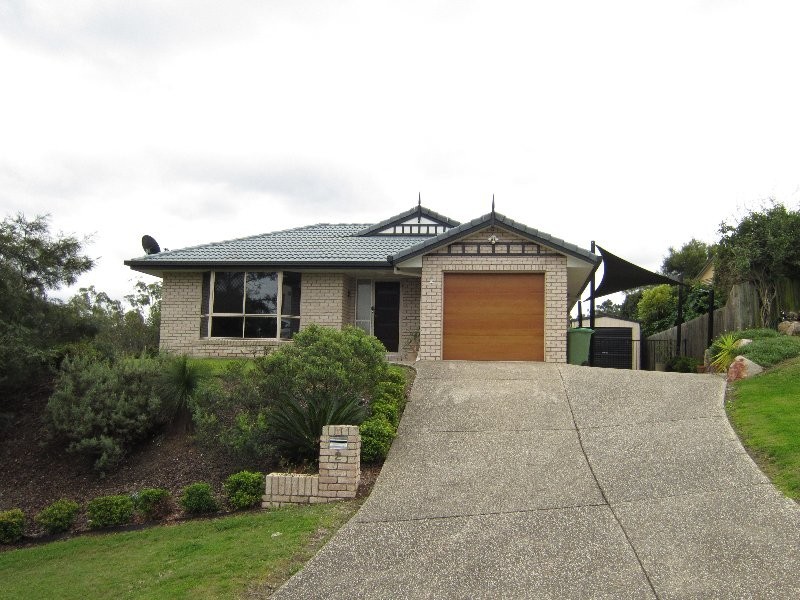 2 Falcon Court, Flinders View QLD 4305