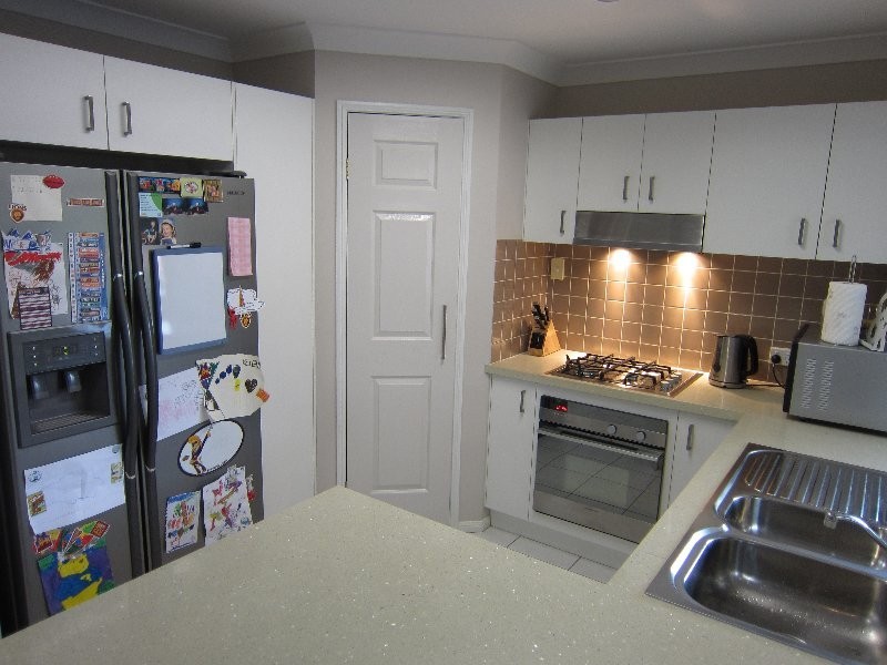 2 Falcon Court, Flinders View QLD 4305