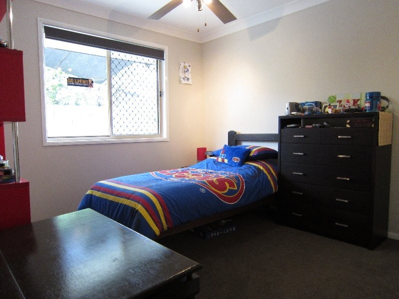 2 Falcon Court, Flinders View QLD 4305