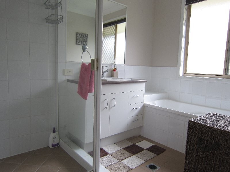 2 Falcon Court, Flinders View QLD 4305