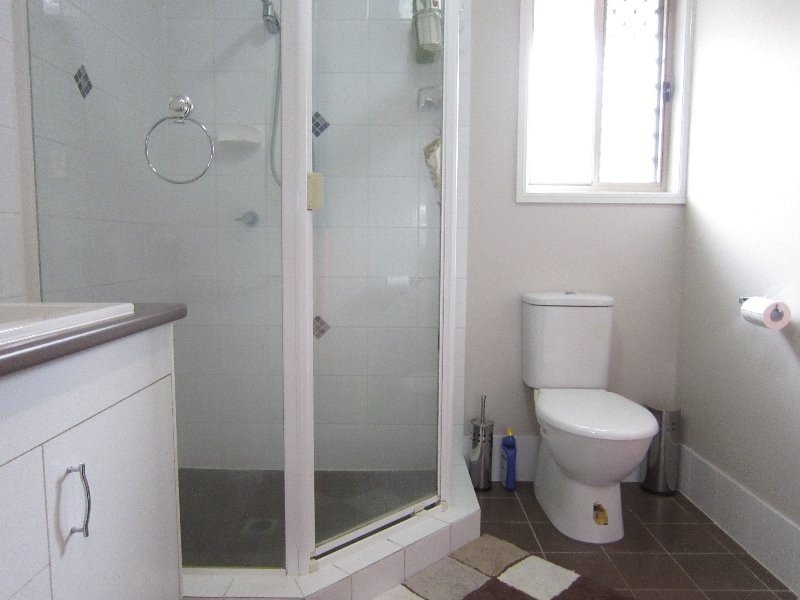 2 Falcon Court, Flinders View QLD 4305