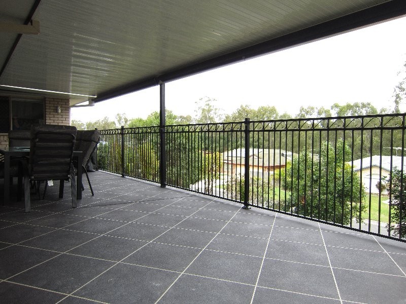 2 Falcon Court, Flinders View QLD 4305