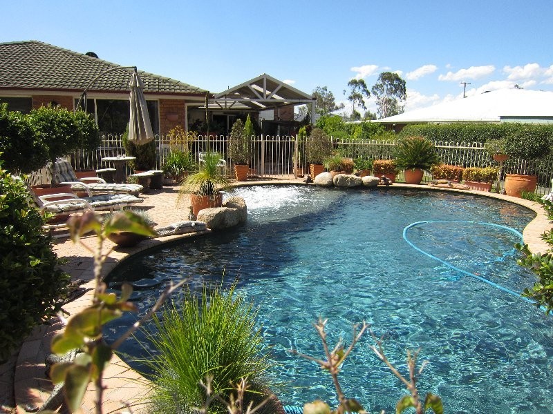 8 Amor Court, Yamanto QLD 4305