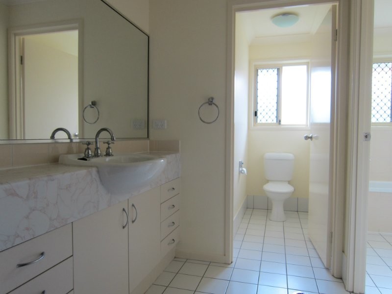 2 Cassinia Place, Flinders View QLD 4305