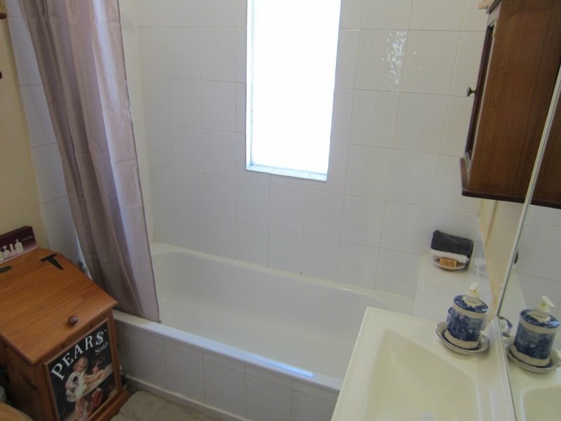 8 Crescent Street, Leichhardt QLD 4305