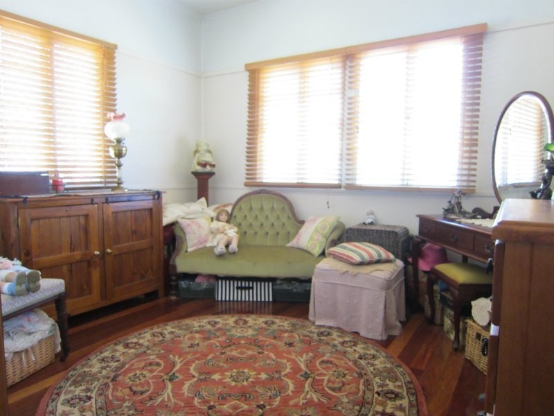 8 Crescent Street, Leichhardt QLD 4305