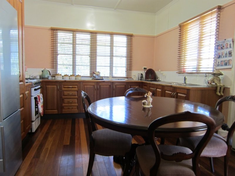 8 Crescent Street, Leichhardt QLD 4305