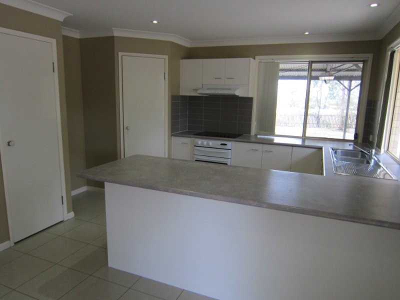 84 Flinders Street, Peak Crossing QLD 4306