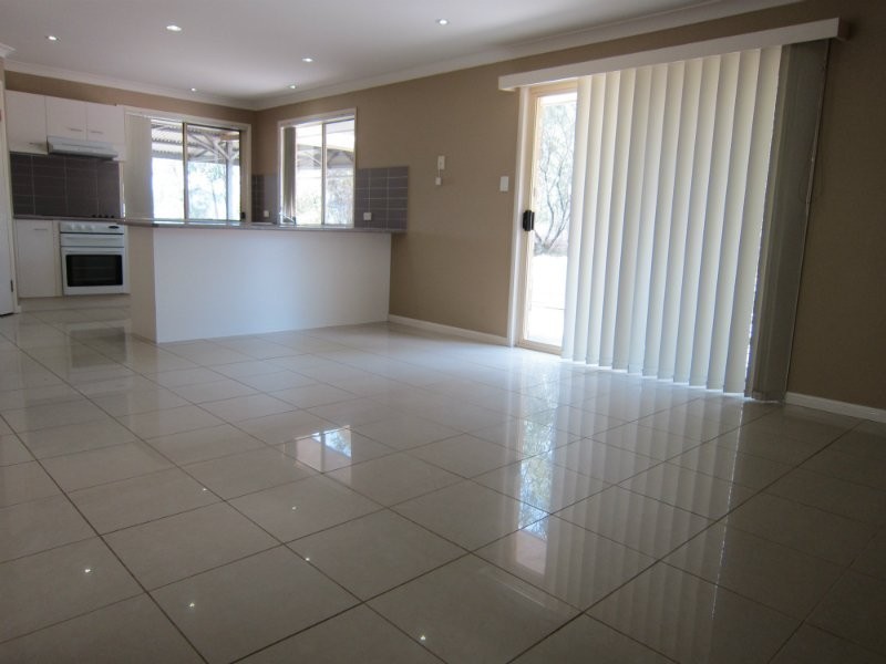 84 Flinders Street, Peak Crossing QLD 4306