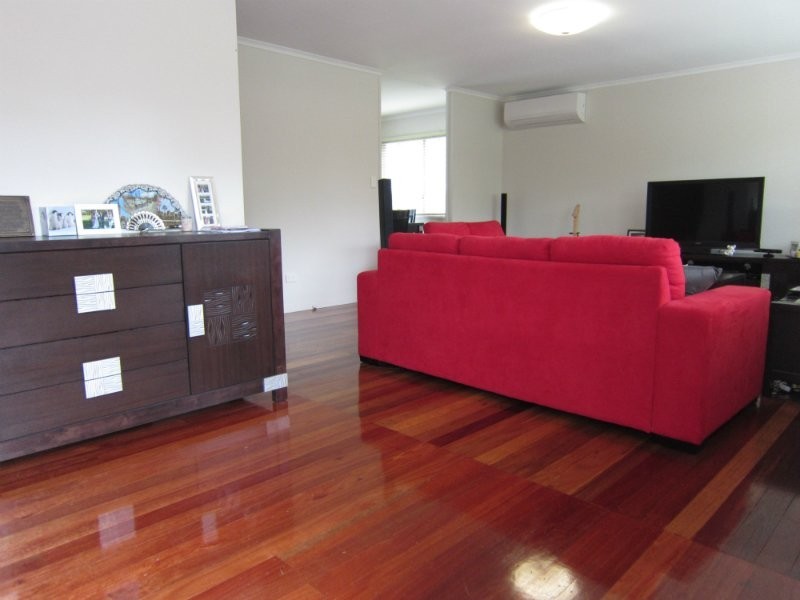 4 Queen Street, Blackstone QLD 4304