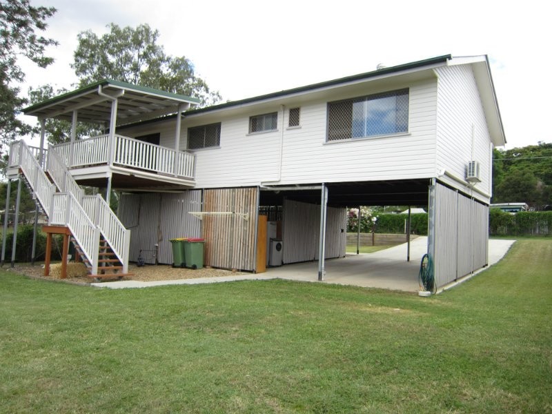 4 Queen Street, Blackstone QLD 4304