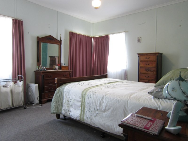 16 Coleman Street, Leichhardt QLD 4305