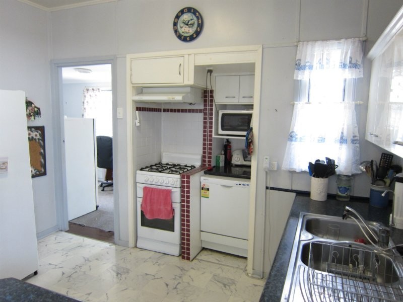 16 Coleman Street, Leichhardt QLD 4305