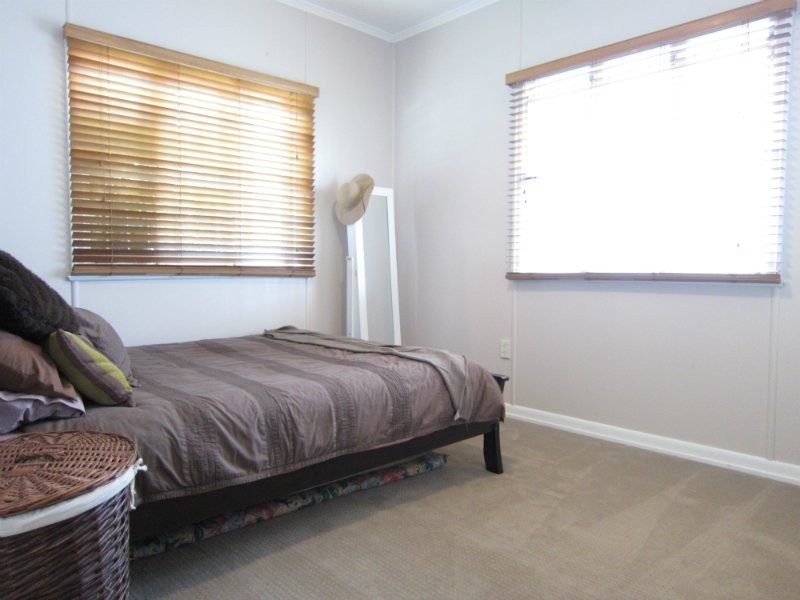 25 Taylor Street, Eastern Heights QLD 4305
