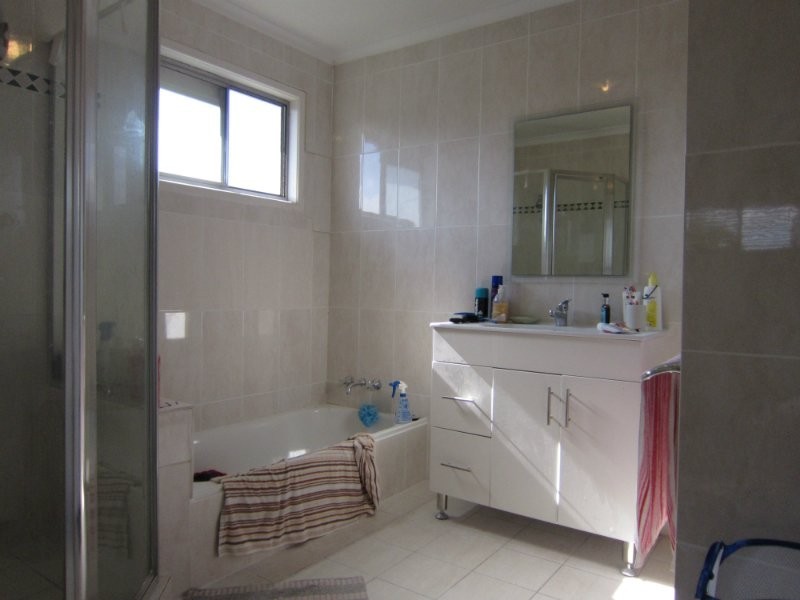 185 South Station Road, Silkstone QLD 4304