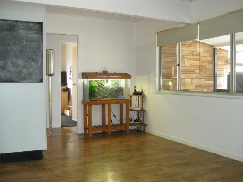 8 Bell Street, Walloon QLD 4306