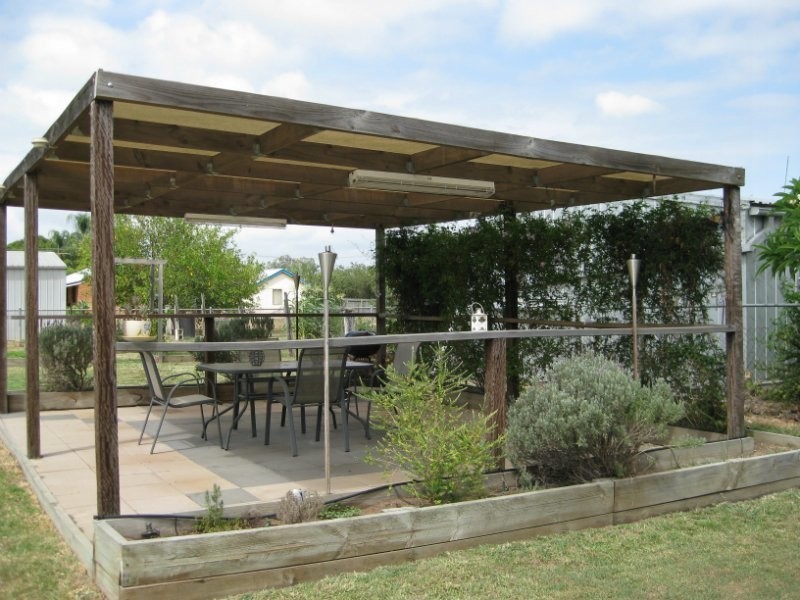 8 Bell Street, Walloon QLD 4306