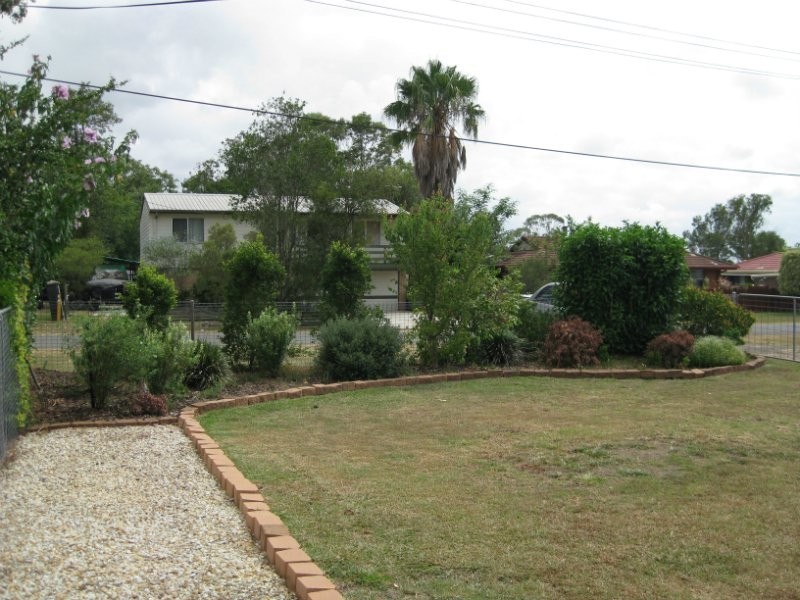 8 Bell Street, Walloon QLD 4306