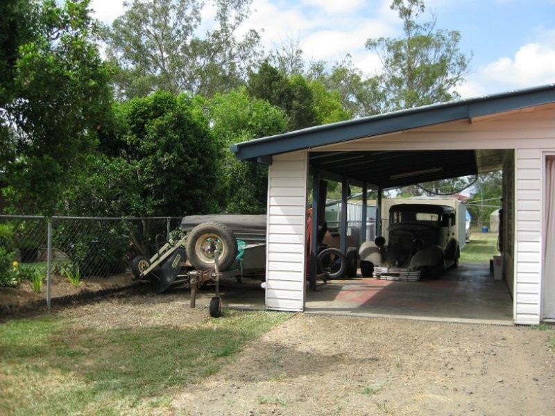 8 Bell Street, Walloon QLD 4306