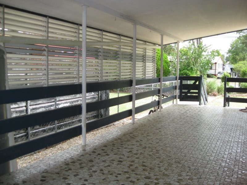 8 Bell Street, Walloon QLD 4306