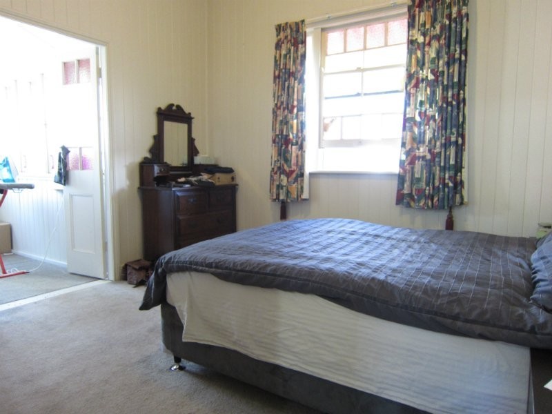 6 Alice Street, Blackstone QLD 4304