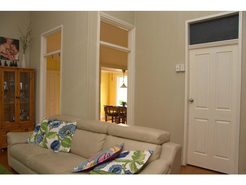 64 Queen Street, Blackstone QLD 4304
