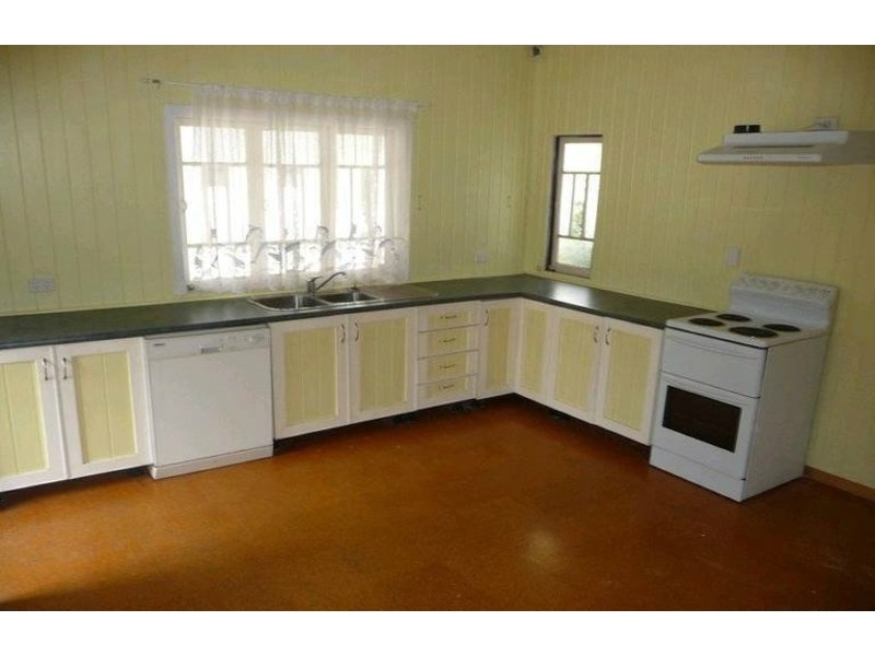 4 Cemetery Road, Ipswich QLD 4305