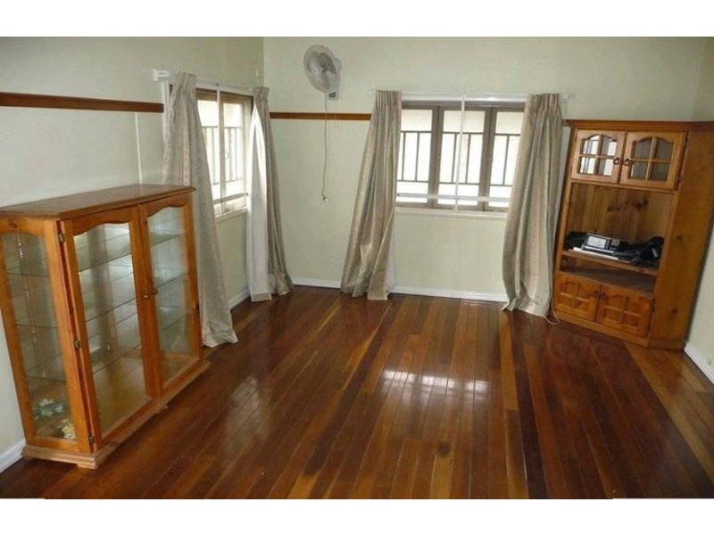 4 Cemetery Road, Ipswich QLD 4305