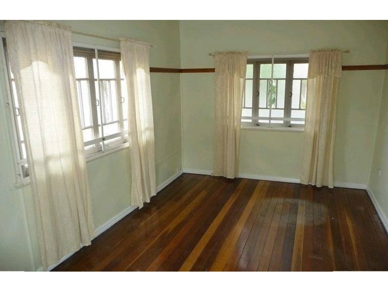 4 Cemetery Road, Ipswich QLD 4305